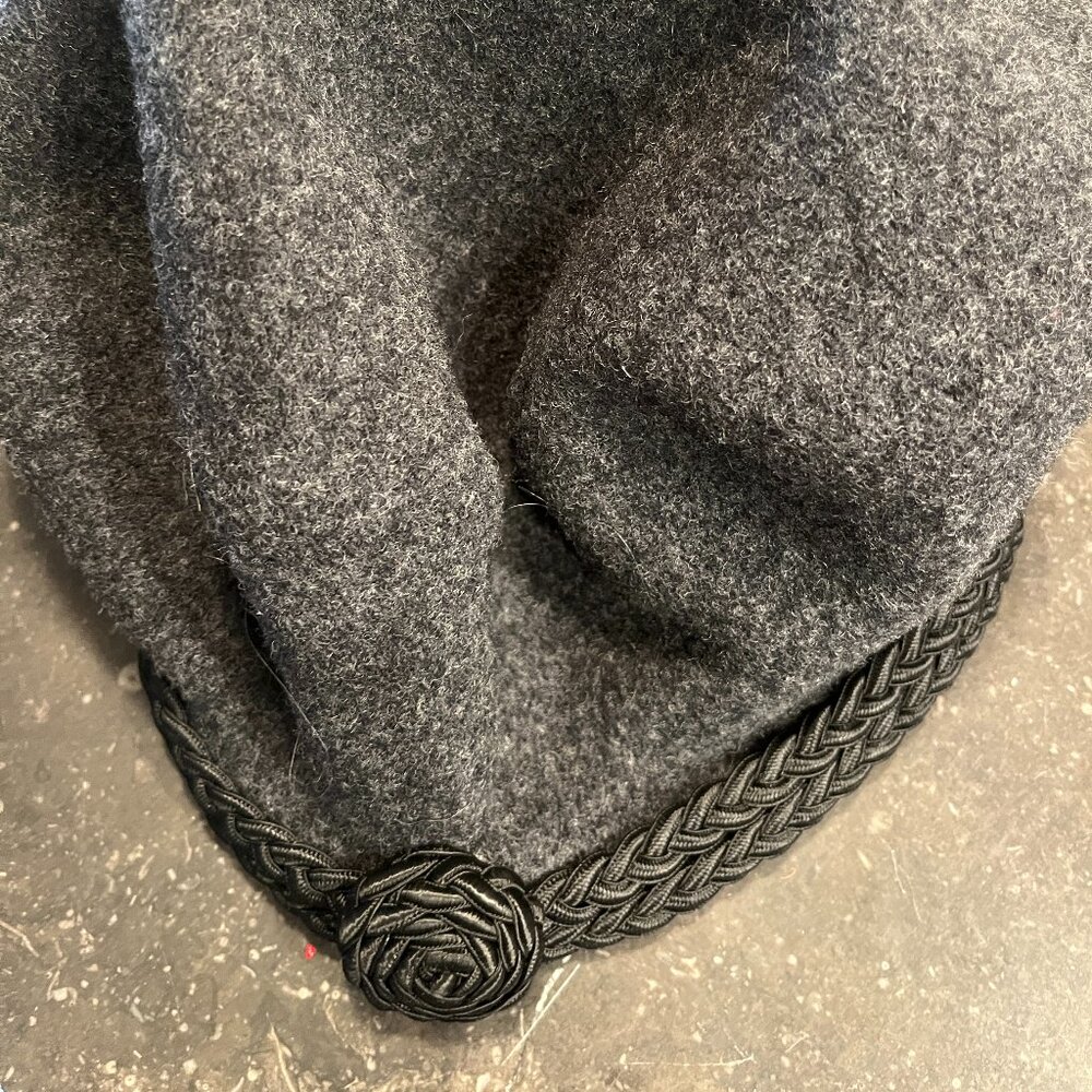Warm wool beret in charcoal grey